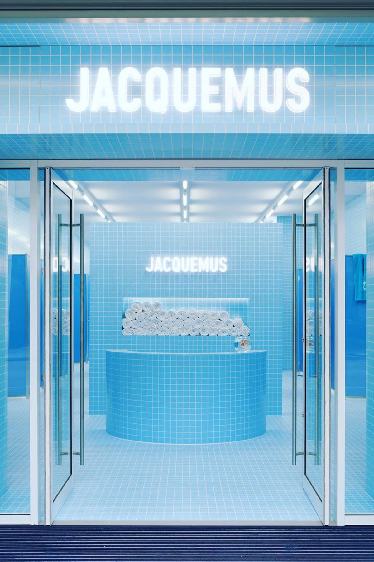 率先走進 Jacquemus x Selfridges 倫敦期間限定店「Le Bleu」