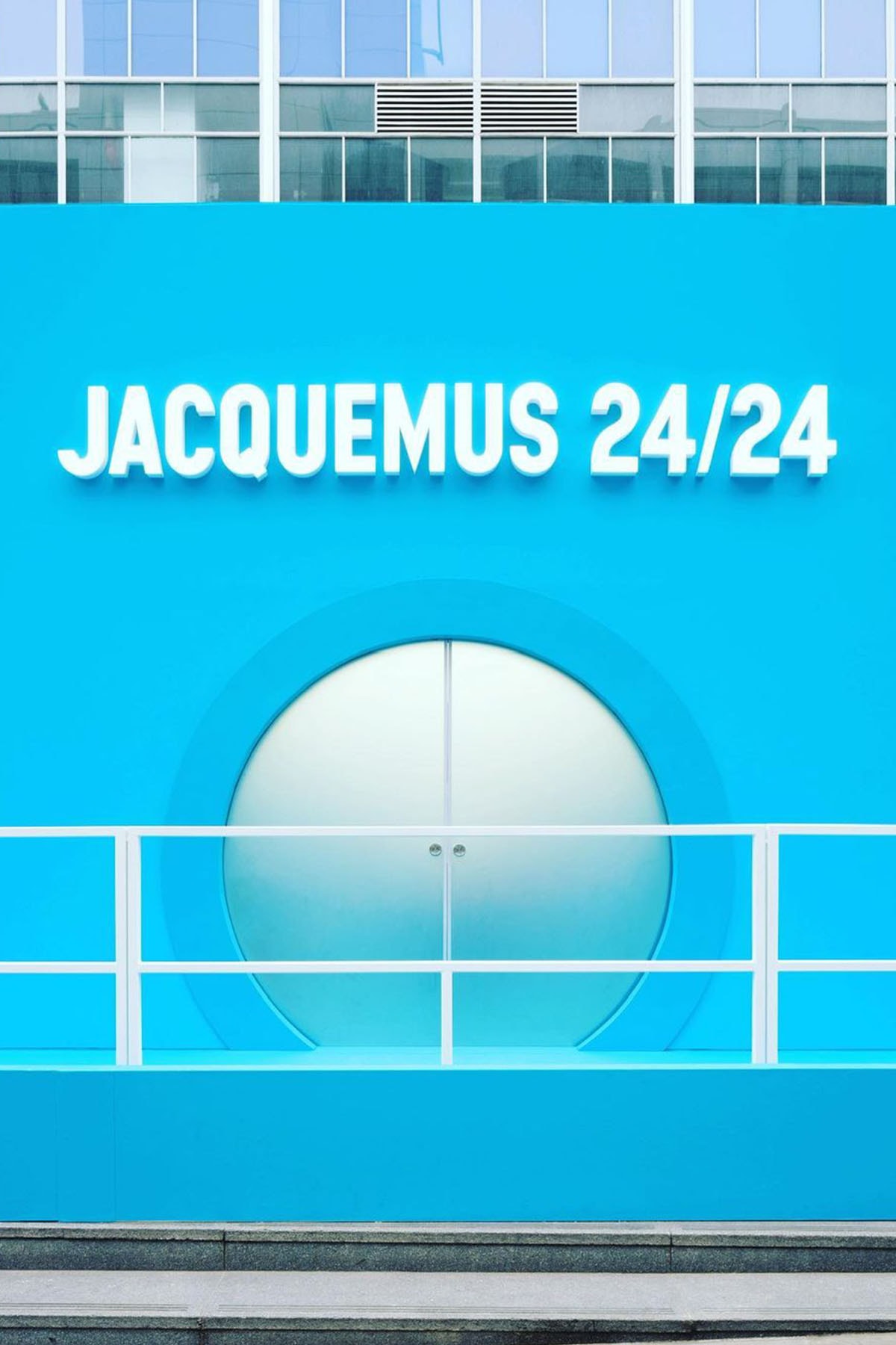 率先走進 Jacquemus x Selfridges 倫敦期間限定店「Le Bleu」