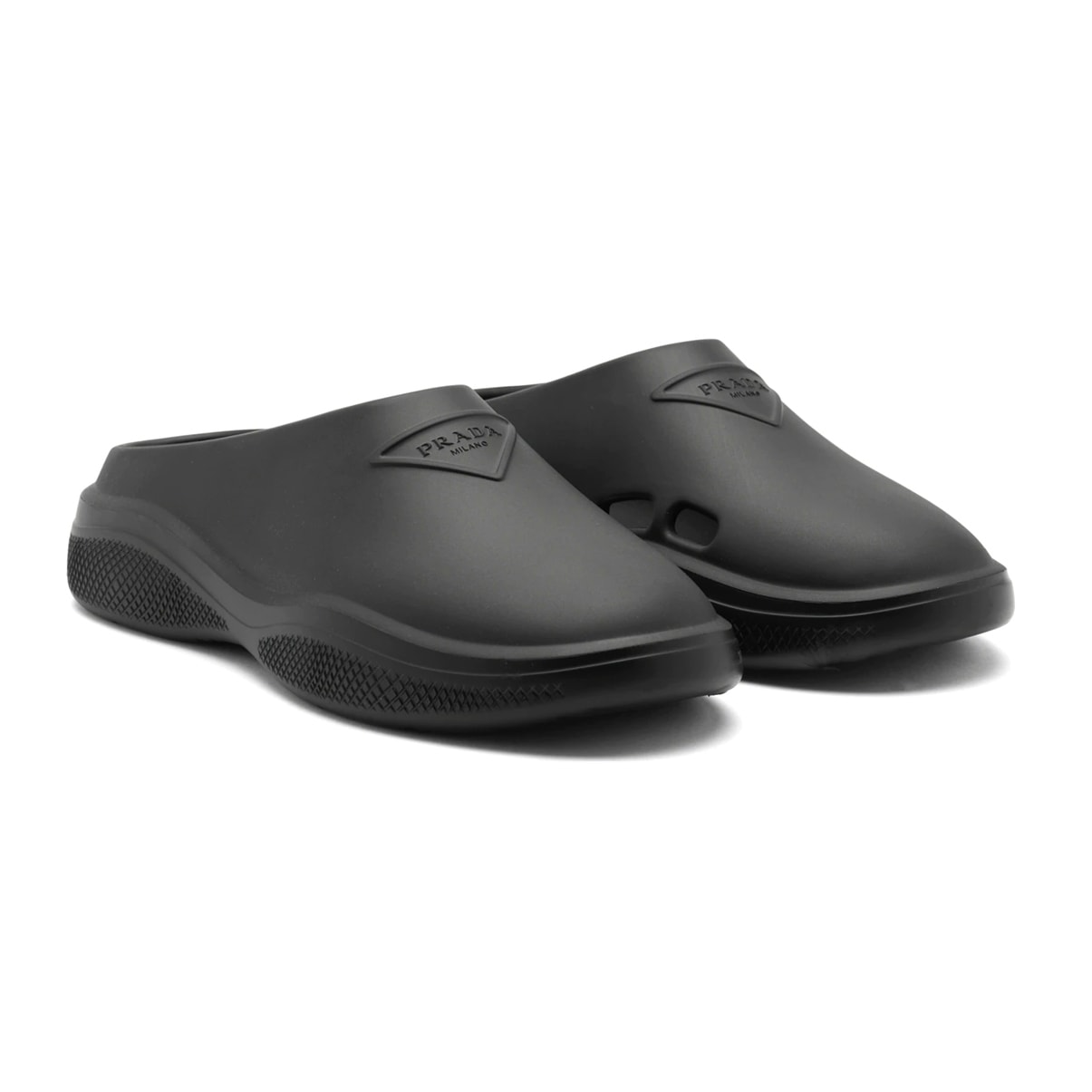 Prada 推出售价 $550 美元的 Foam Rubber Mules 穆勒鞋