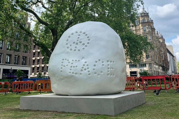 奈良美智最新雕塑作品「Peace Head」正式公开展示