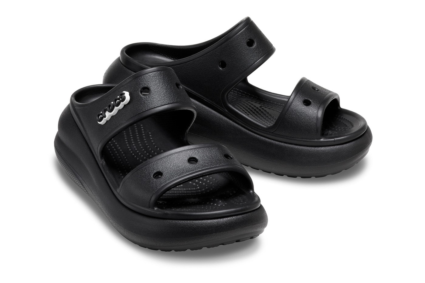 Crocs 正式推出最新厚底凉鞋「Crush」