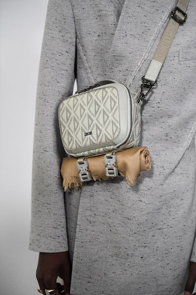 走进  Kim Jones 执掌 Dior 2023 夏季男装系列秀场后台