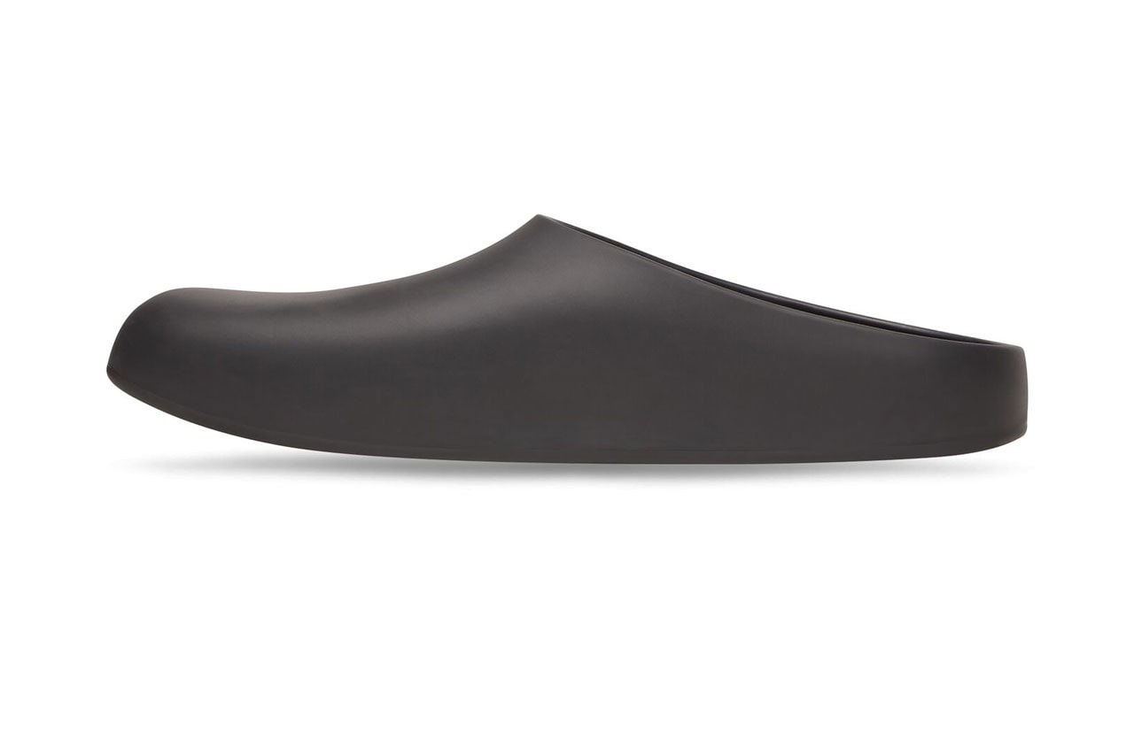 Balenciaga 正式推出要價 $495 美元新款橡膠拖鞋「Pool Closed Slide」