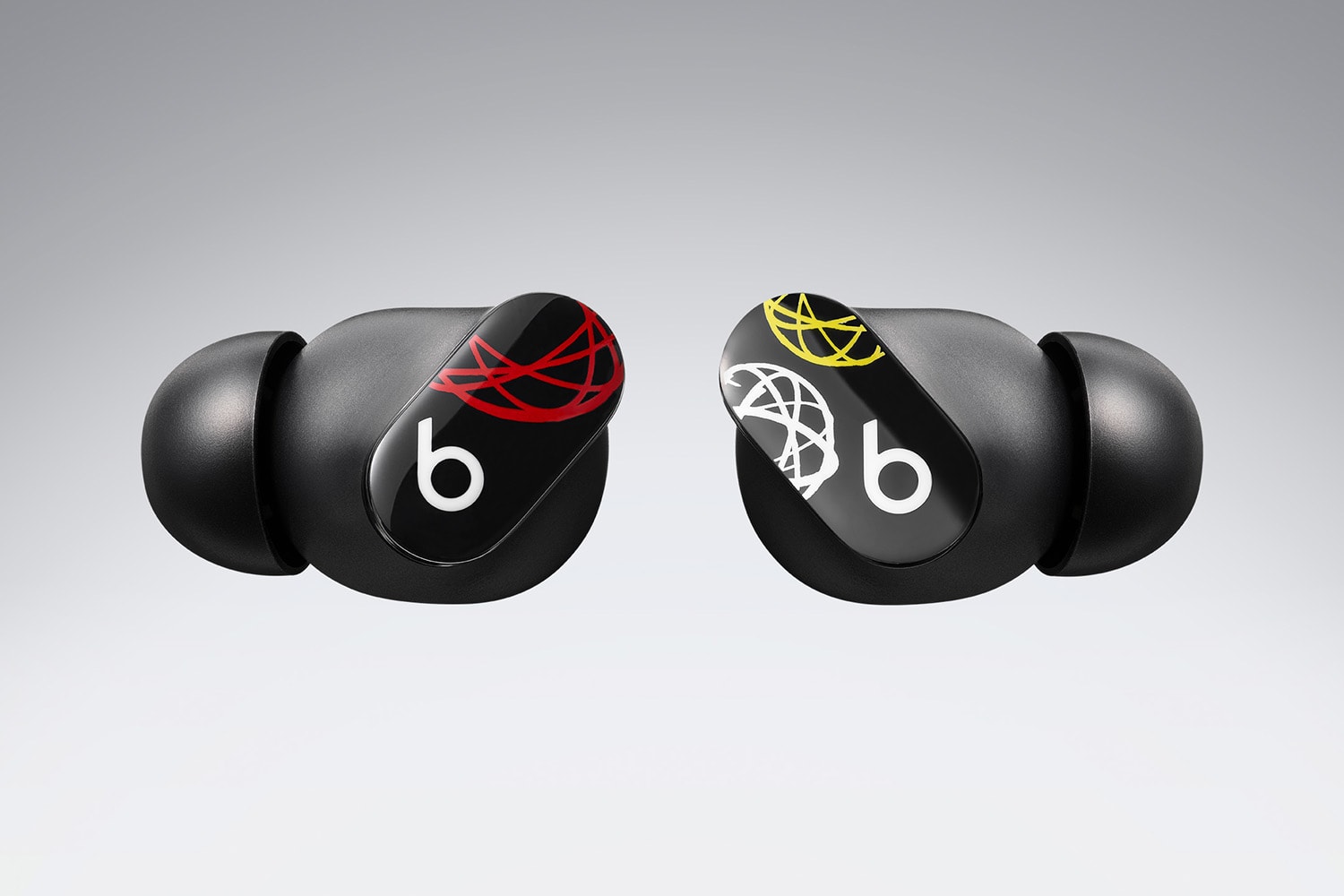 Beats 携手 Futura Laboratorie  推出全新特别版 Beats Studio Buds