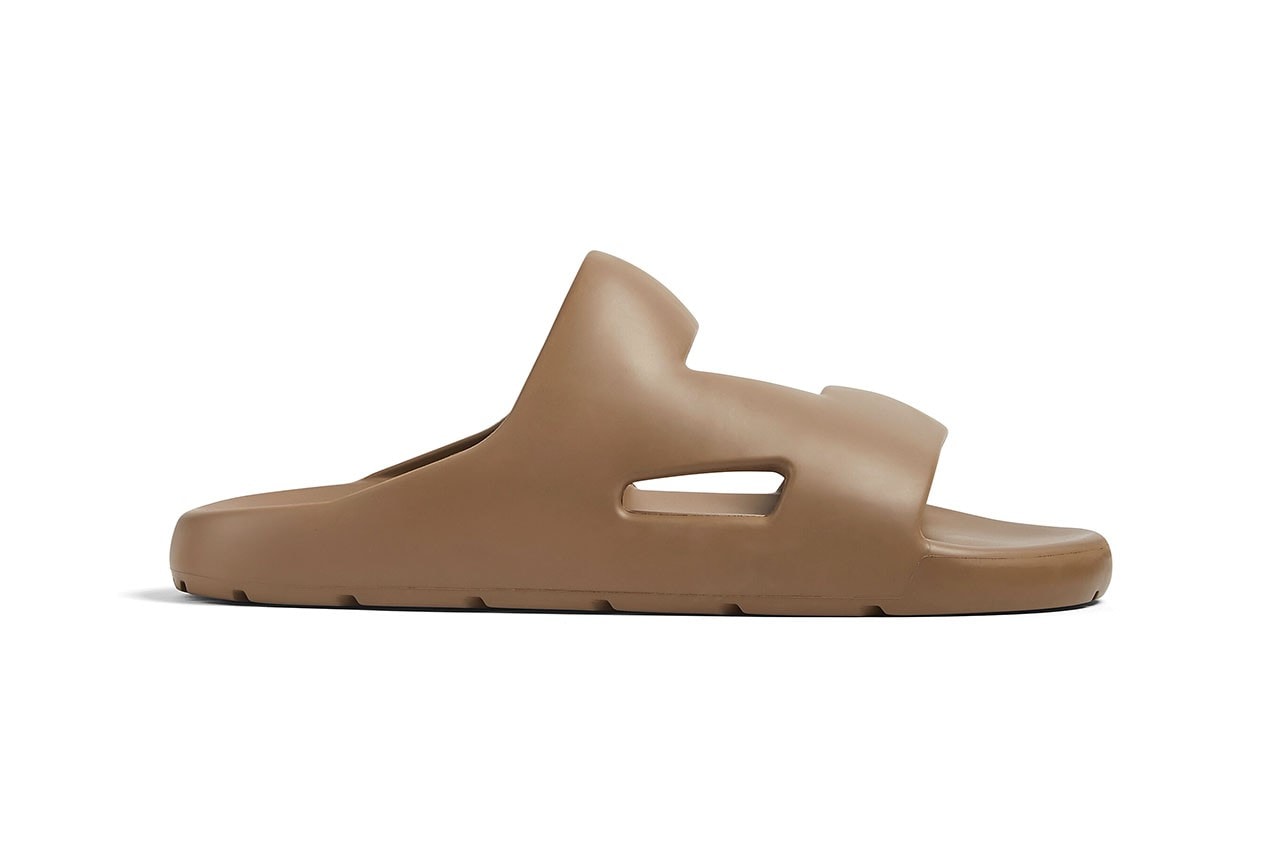 率先近賞 Bottega Veneta 最新橡膠鞋款「Band Slider」