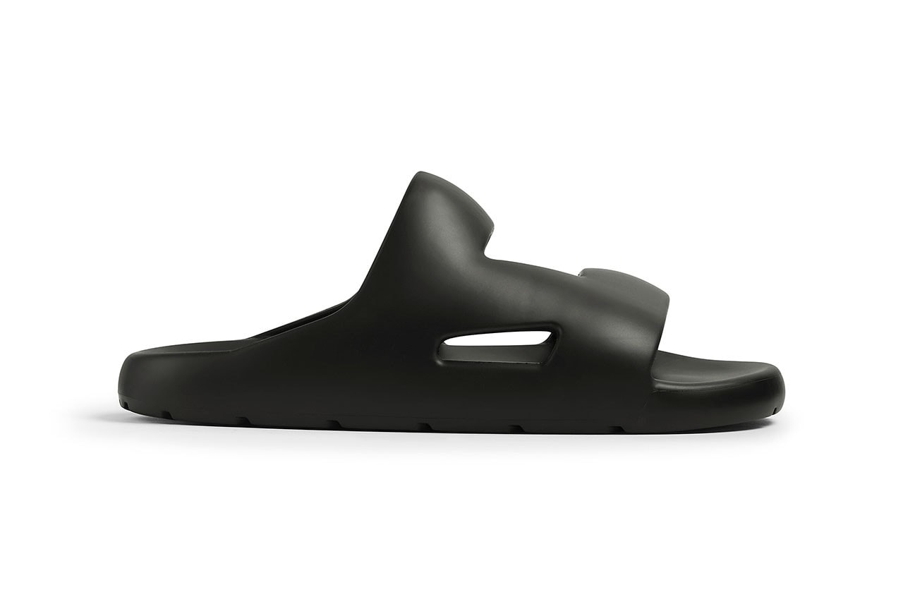 率先近賞 Bottega Veneta 最新橡膠鞋款「Band Slider」
