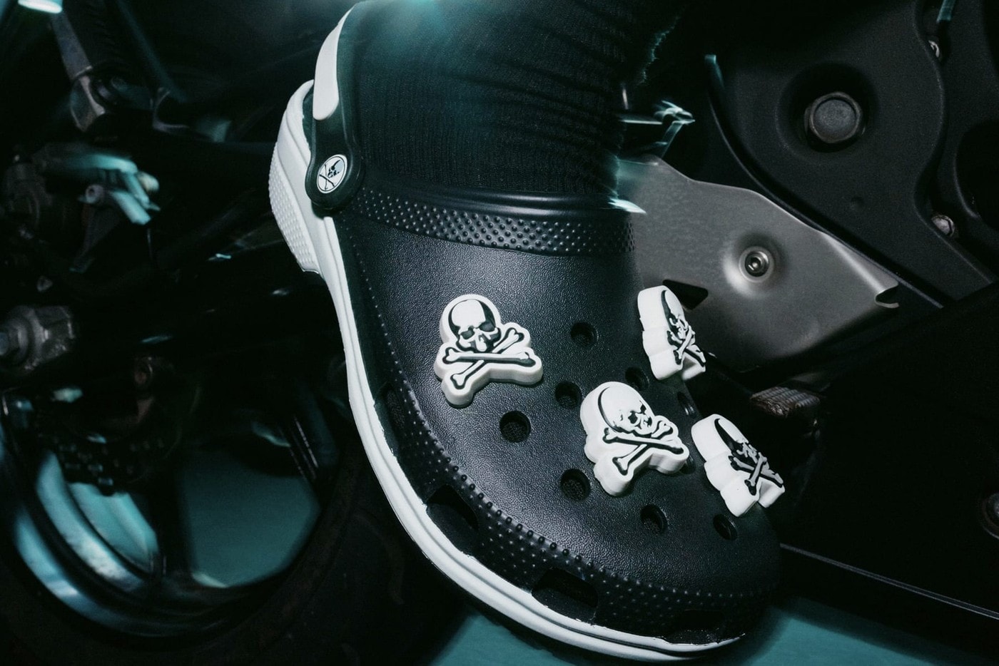 mastermind Japan 攜手 Crocs 推出全新 Clogs 聯名鞋款