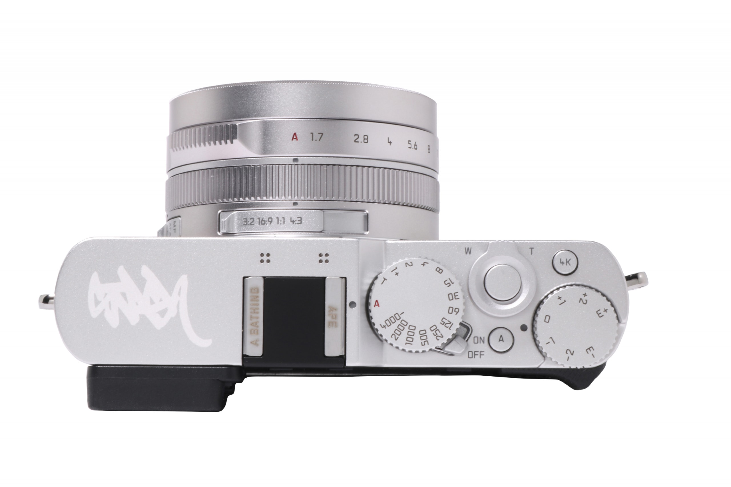 A BATHING APE®︎ x STASH x  LEICA  三方联名 D-LUX 7 相机正式登场