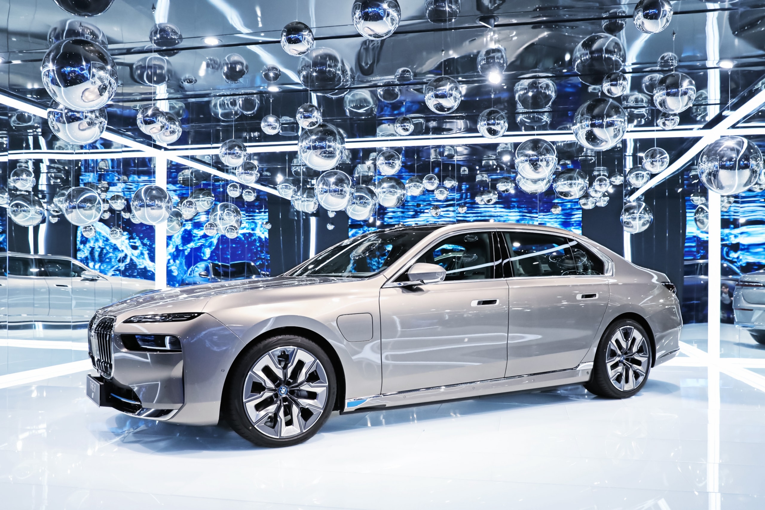 创新 BMW i7 领衔，全新 BMW 7 系纯电动旗舰阵容全球首发