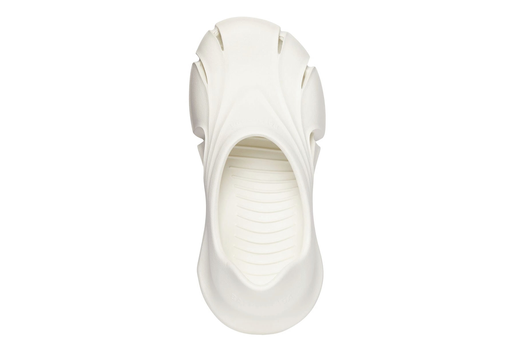 Balenciaga 正式推出全新橡膠鞋款「Mold Closed Slide」