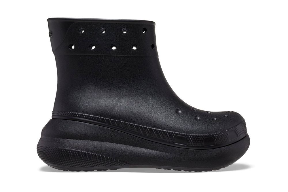 平替版 Balenciaga？Crocs 正式推出全新橡膠靴款「Classic Crush Boots」