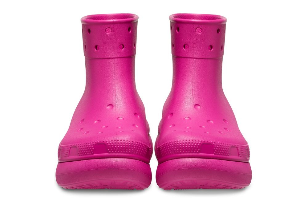 平替版 Balenciaga？Crocs 正式推出全新橡膠靴款「Classic Crush Boots」