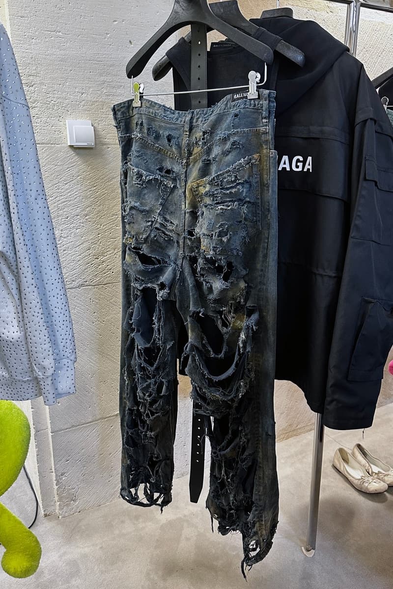 近賞後台單品實貌！獨家直擊 Balenciaga 2023 夏季系列大秀「The Mud Show」