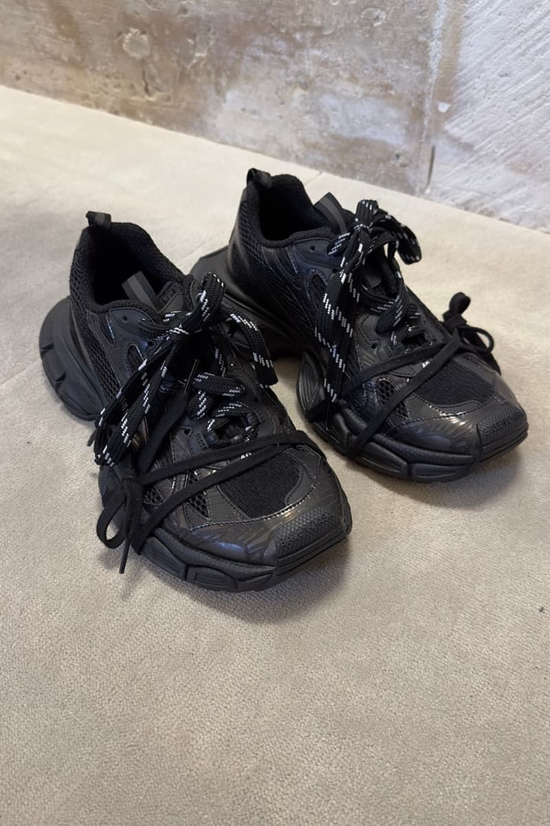 近賞後台單品實貌!獨家直擊 Balenciaga 2023 夏季系列大秀「The Mud Show」