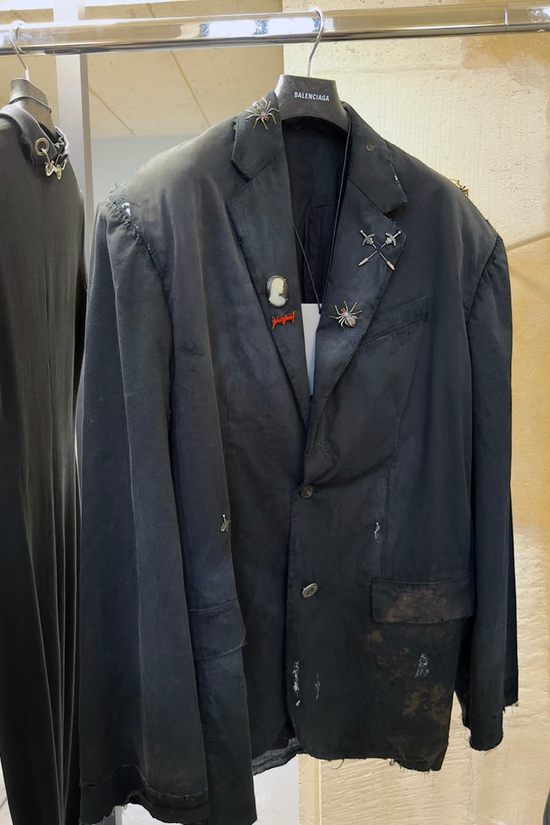 近賞後台單品實貌!獨家直擊 Balenciaga 2023 夏季系列大秀「The Mud Show」