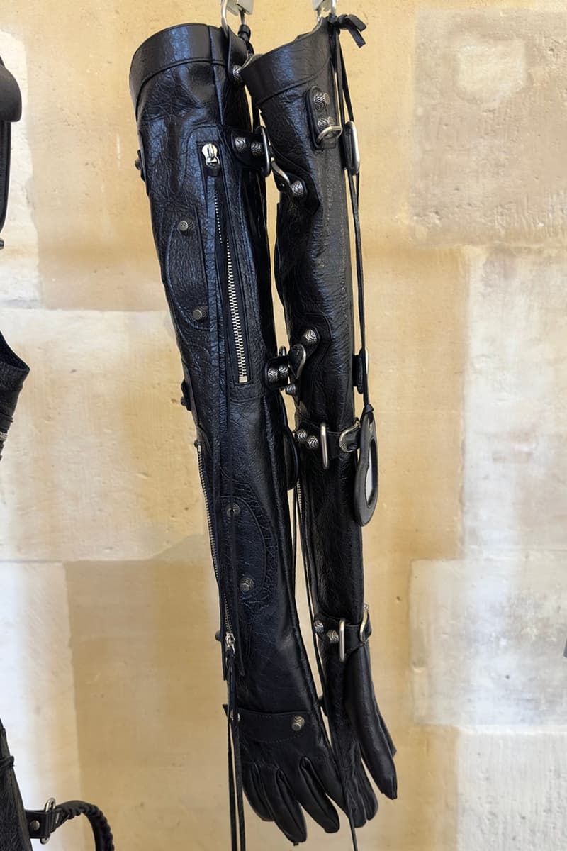 近賞後台單品實貌!獨家直擊 Balenciaga 2023 夏季系列大秀「The Mud Show」