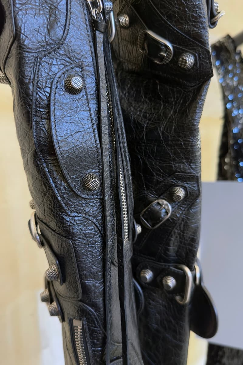 近賞後台單品實貌!獨家直擊 Balenciaga 2023 夏季系列大秀「The Mud Show」