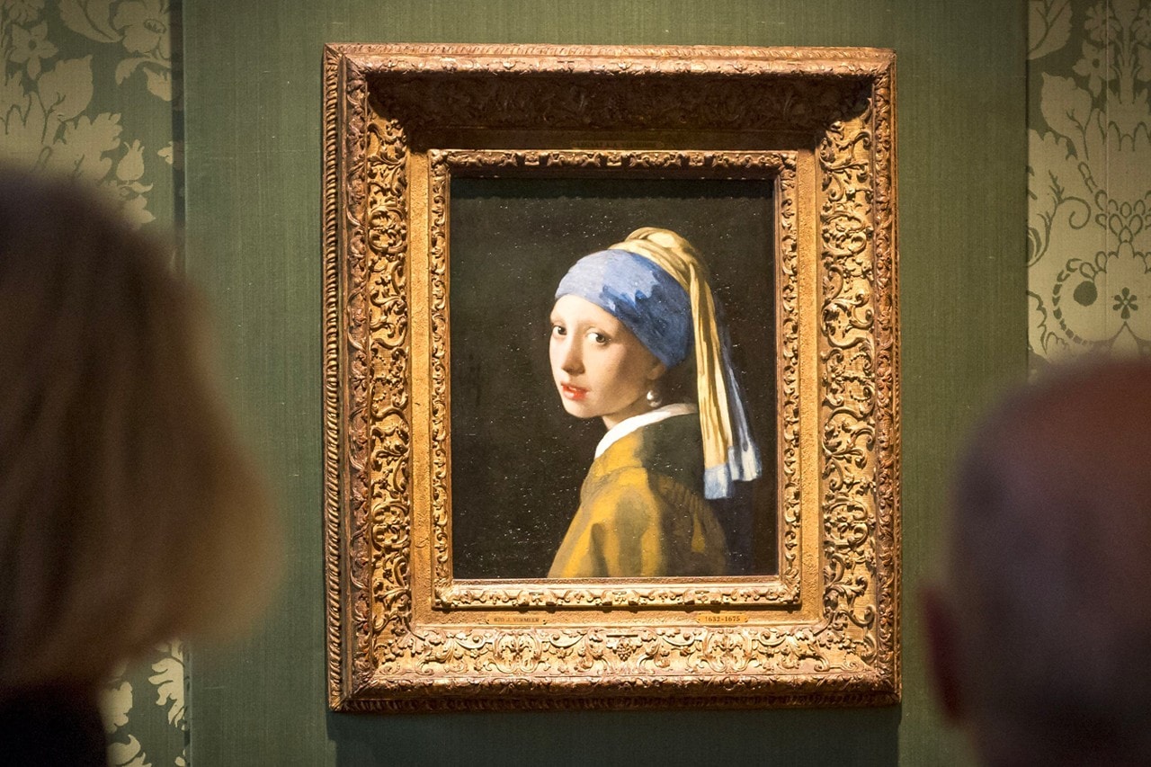 環保團體人士將「自己的頭」黏在 Johannes Vermeer《Girl with a Pearl Earring》畫作玻璃