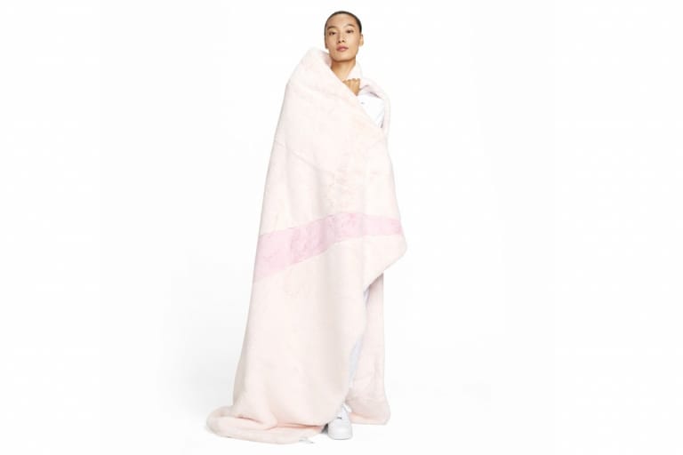 Nike Swoosh Logo 毛毯回歸！全新粉色版本登場