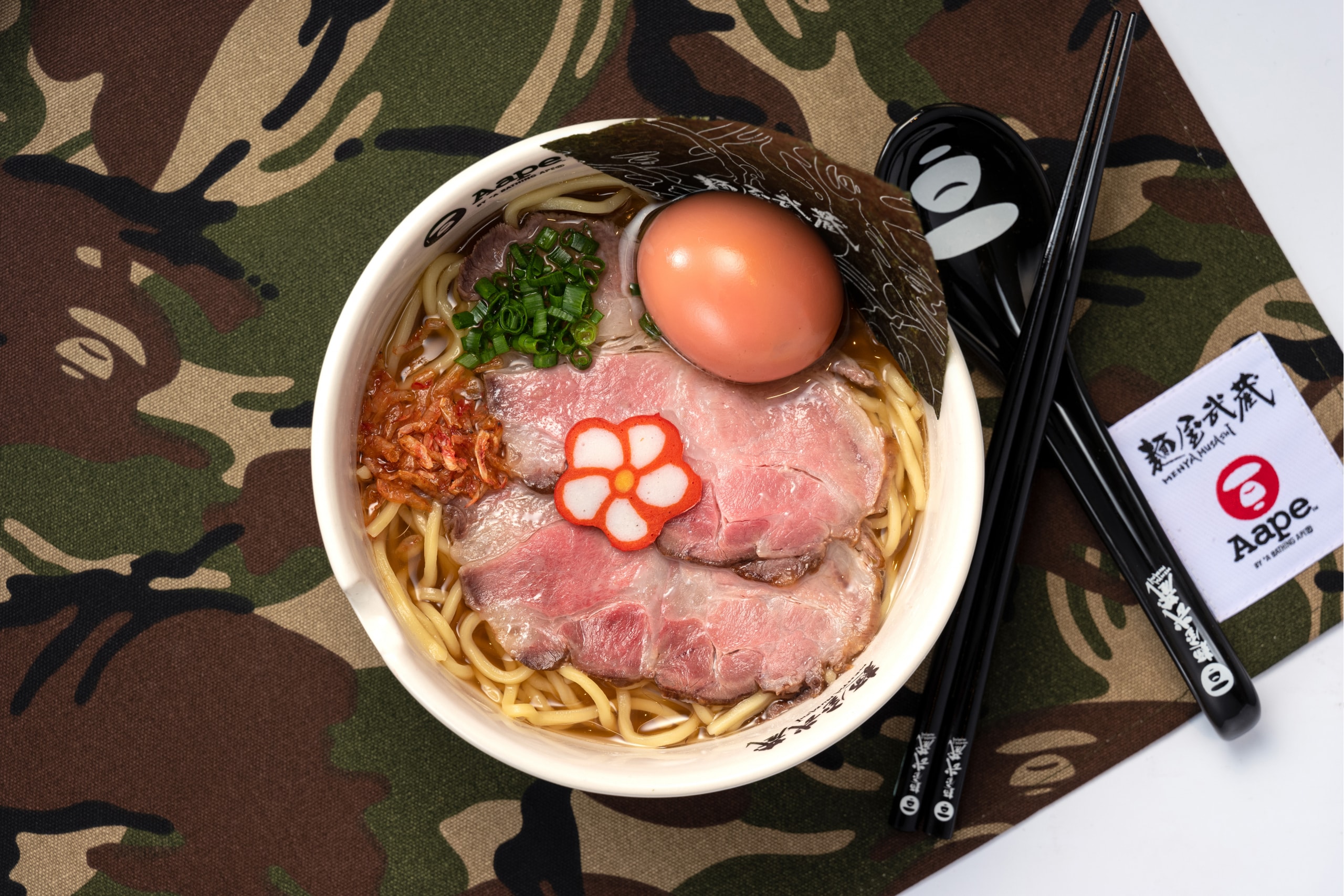 AAPE 携手日本拉面食店 MENYA MUSASHI 推出联名系列