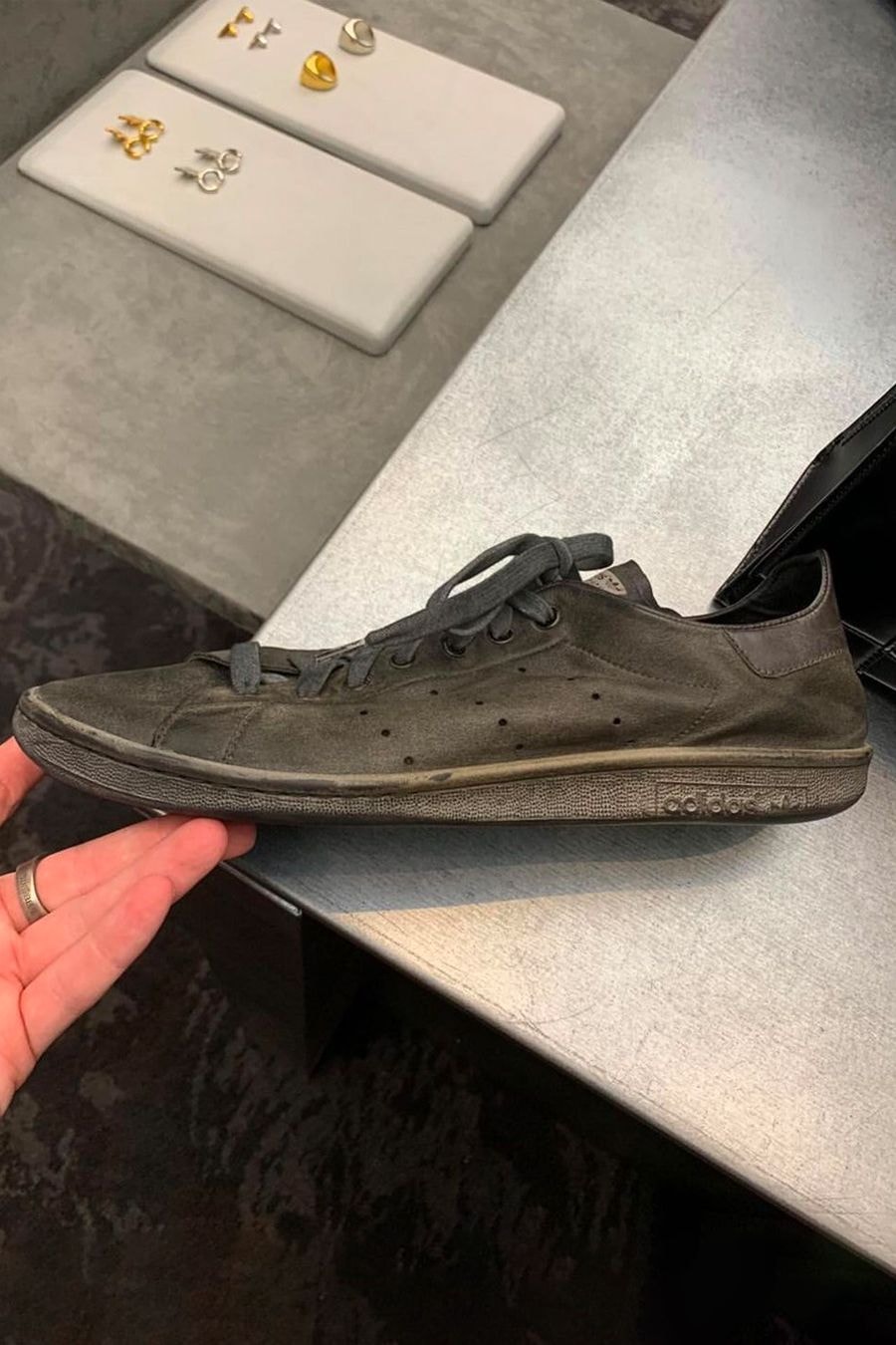 如何自製 Balenciaga x adidas「Destroyed Stan Smith」做舊風格鞋款？