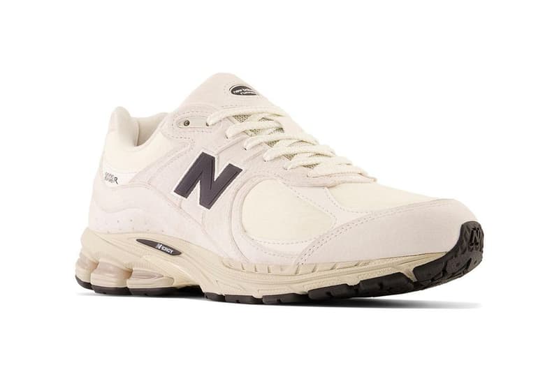 率先近赏 New Balance 2002R 最新毛料基底鞋款「White Fur」