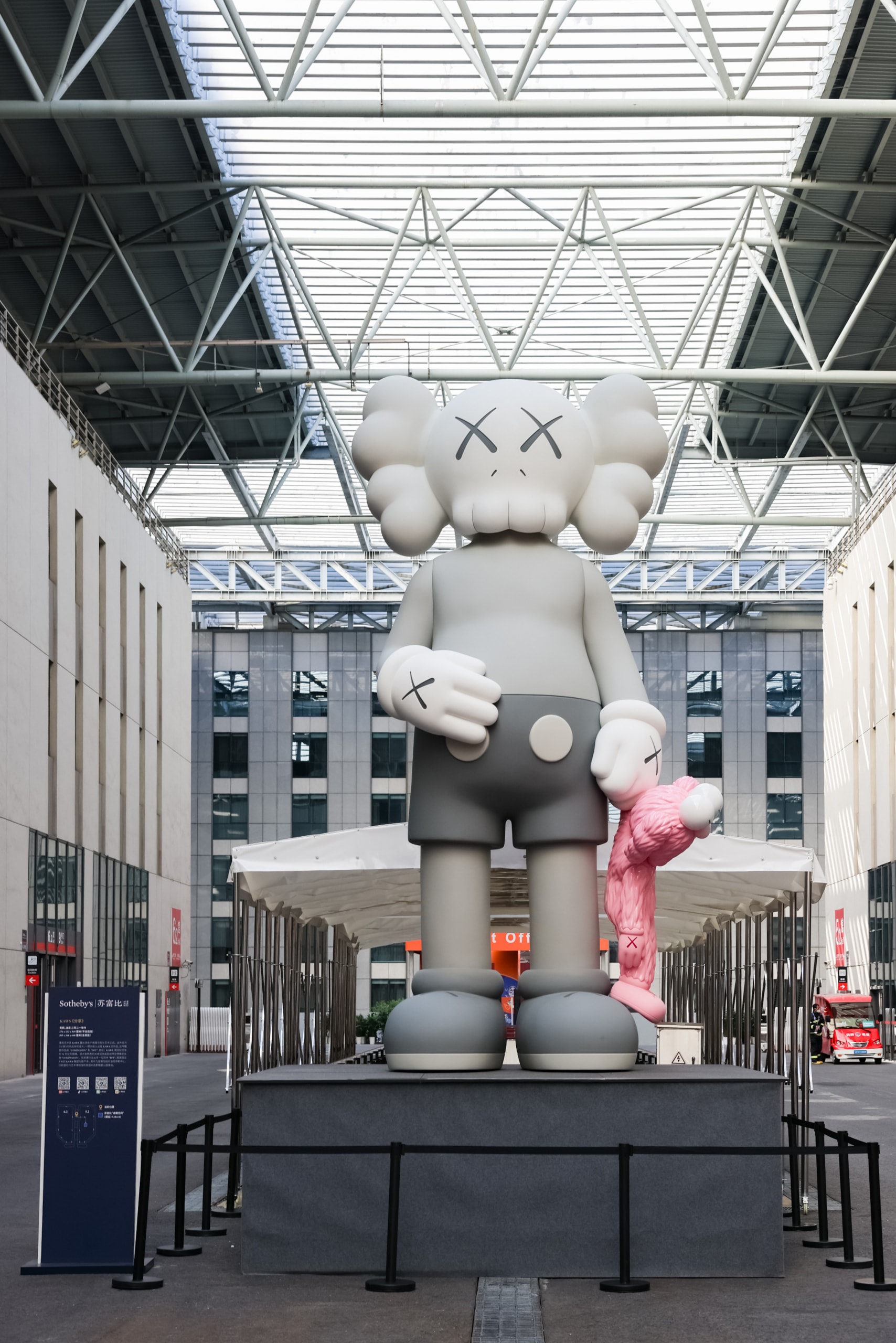 Sotheby’s 于上海展示 KAWS 大型雕塑《分享》