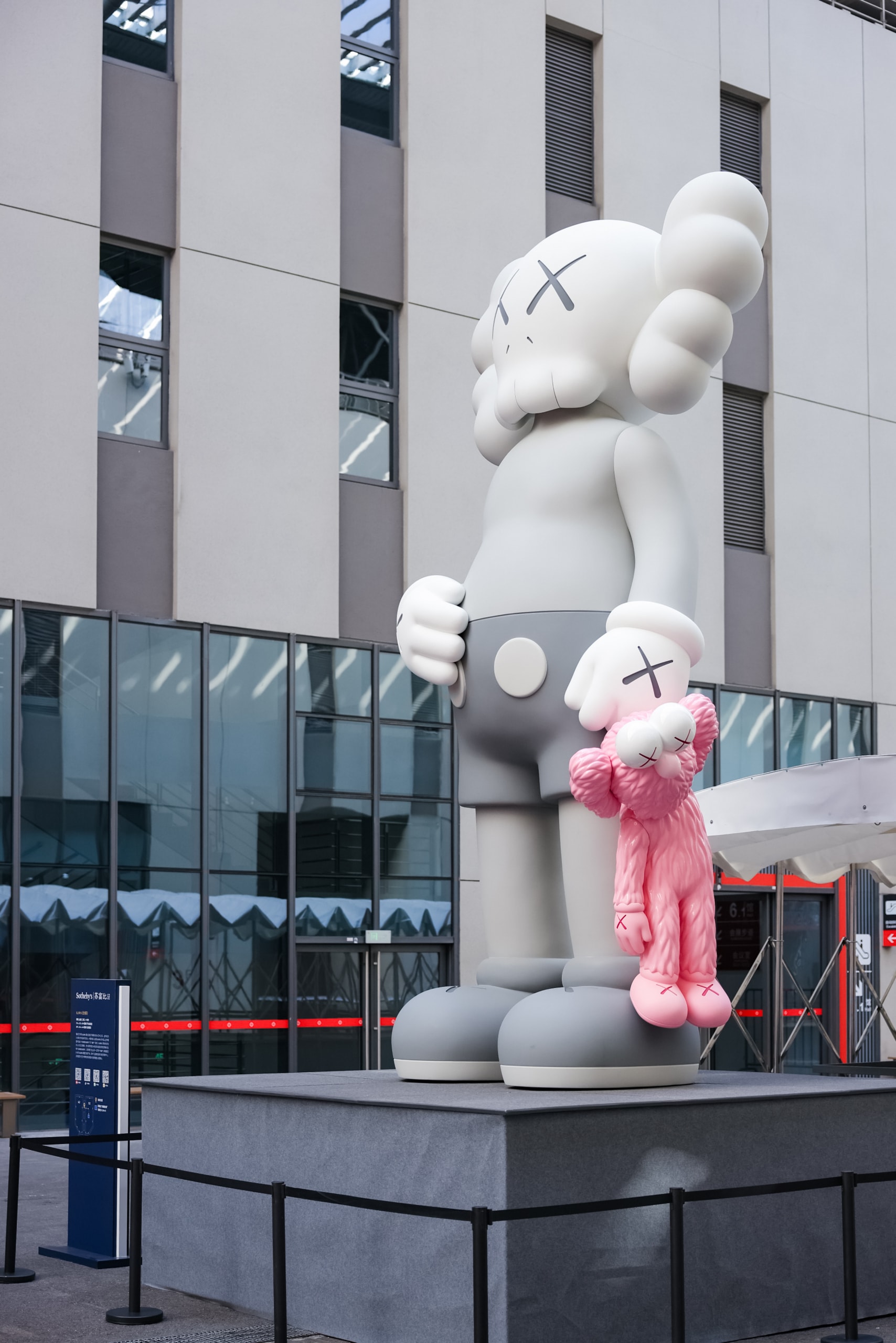 Sotheby’s 于上海展示 KAWS 大型雕塑《分享》
