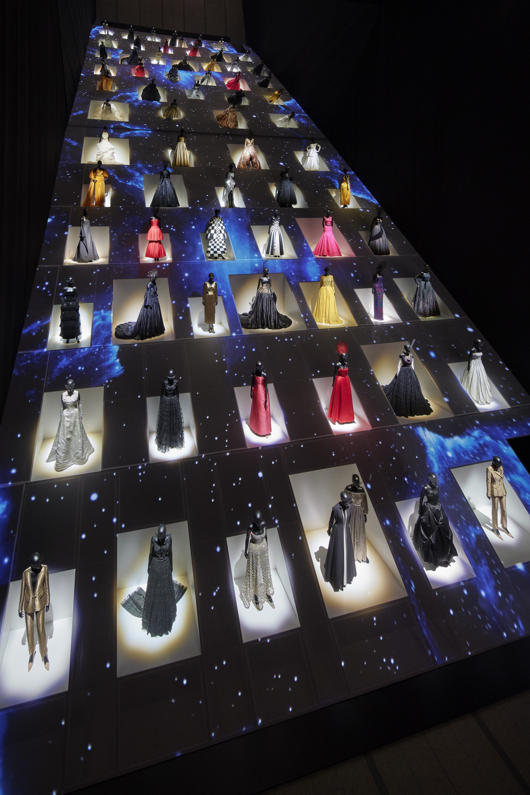 《Christian Dior: Designer of Dreams》展覽正式登陸東京都現代美術館
