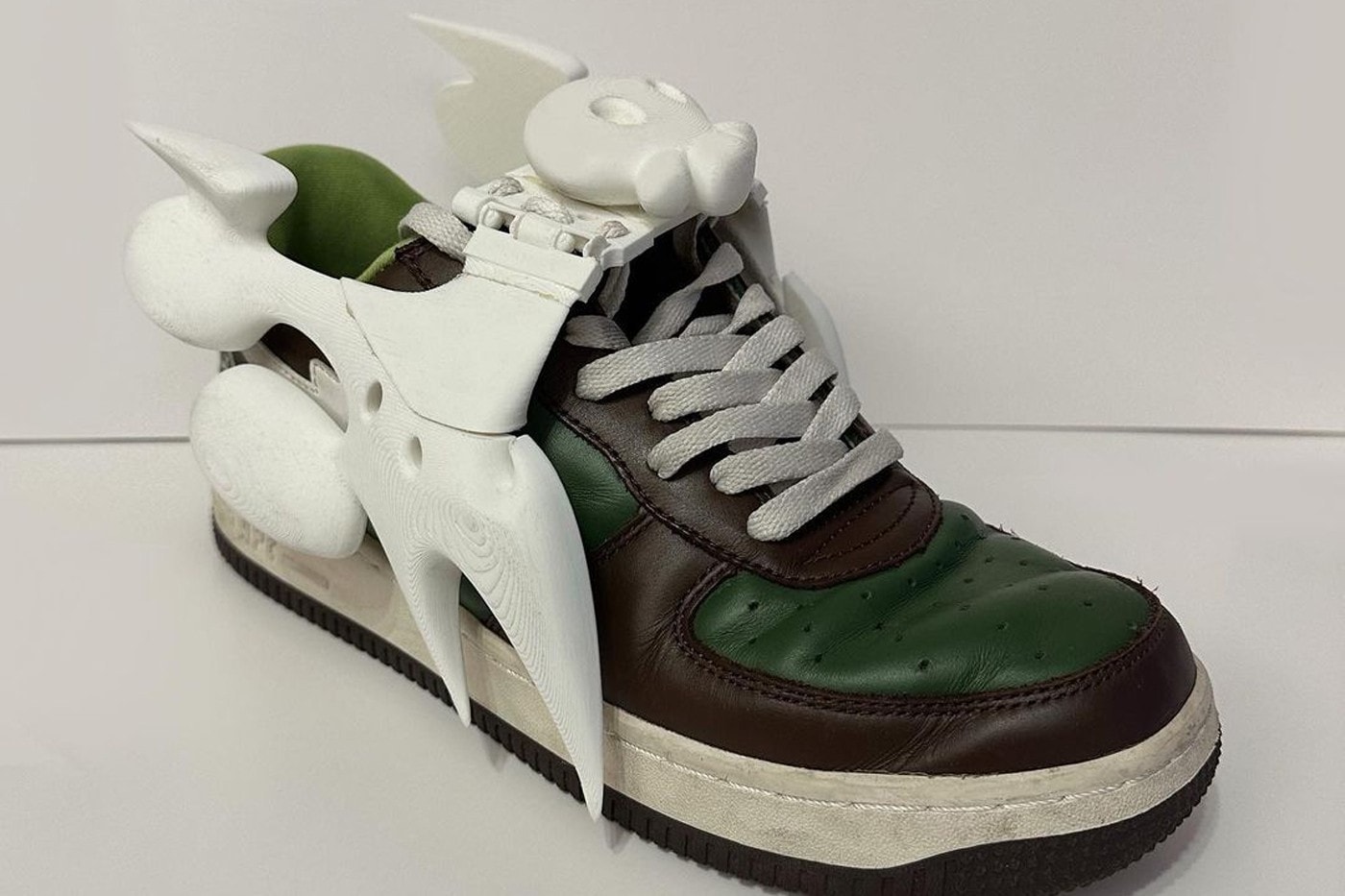 17 歲藝術家 Offgod 釋出「可拆卸式」鞋扣雕塑引發熱議