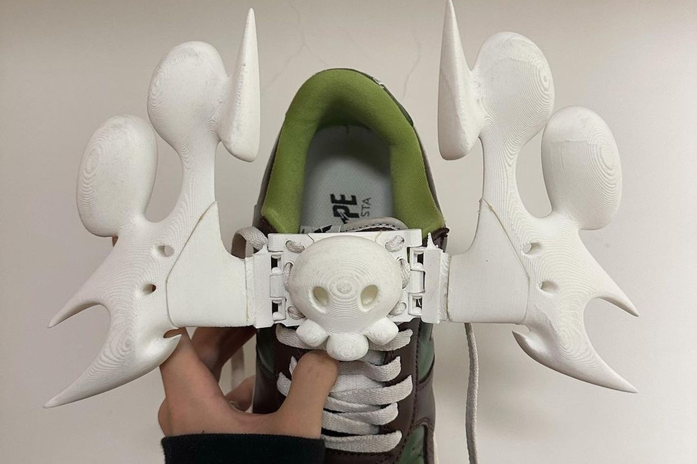 17 歲藝術家 Offgod 釋出「可拆卸式」鞋扣雕塑引發熱議