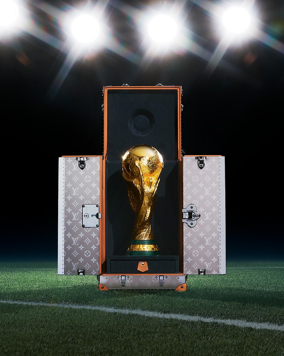 Louis Vuitton 打造 FIFA World Cup 2022「大力神杯」奖杯箱