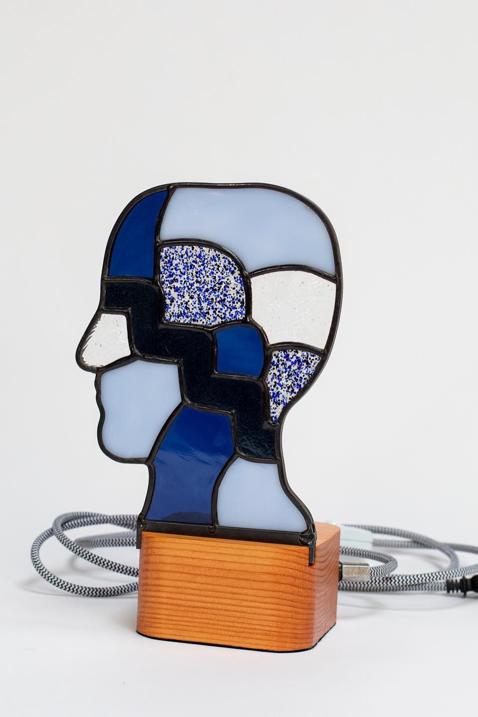 Brain Dead 携手艺术家 Kerbi Urbanowski 推出彩绘玻璃台灯