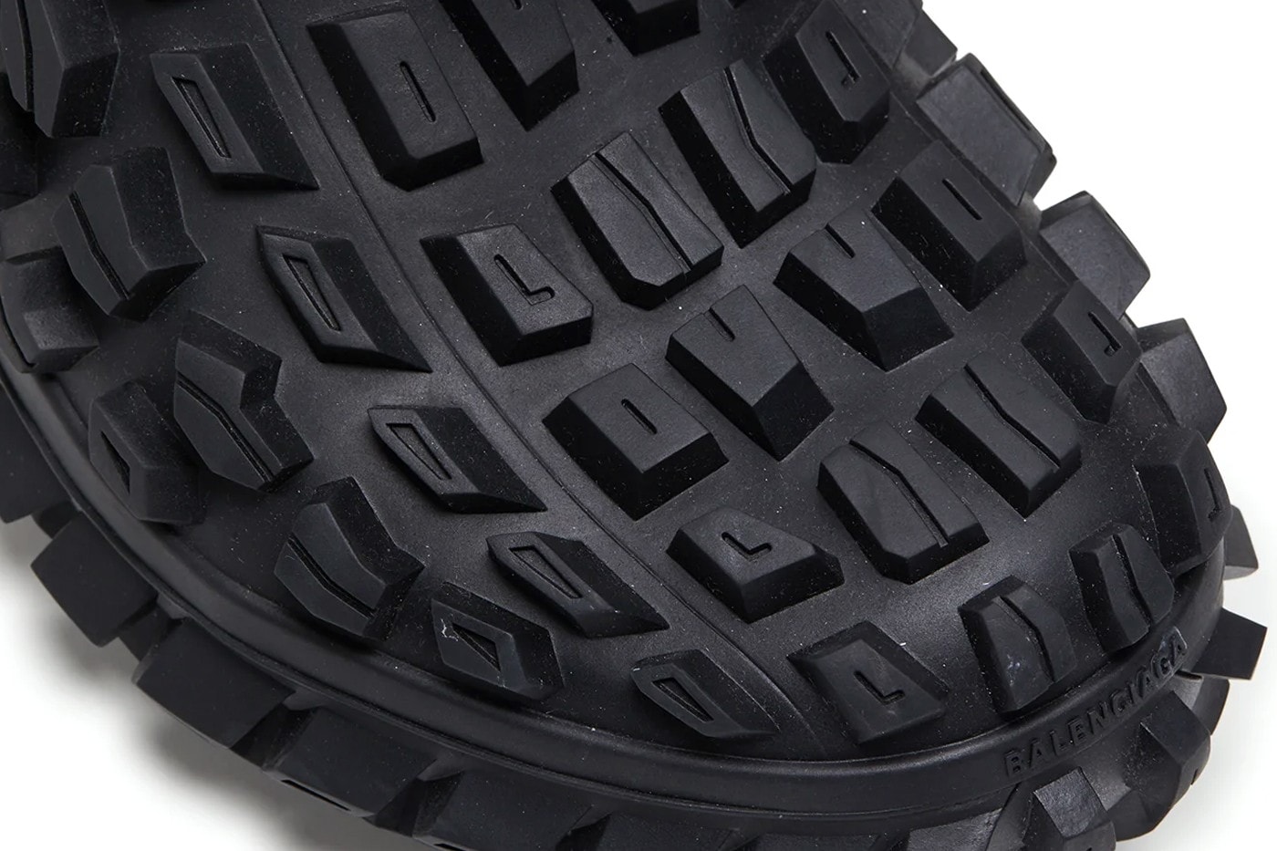 Balenciaga 全新鞋款「Defender Extreme Tire Tread Clogs」正式登場