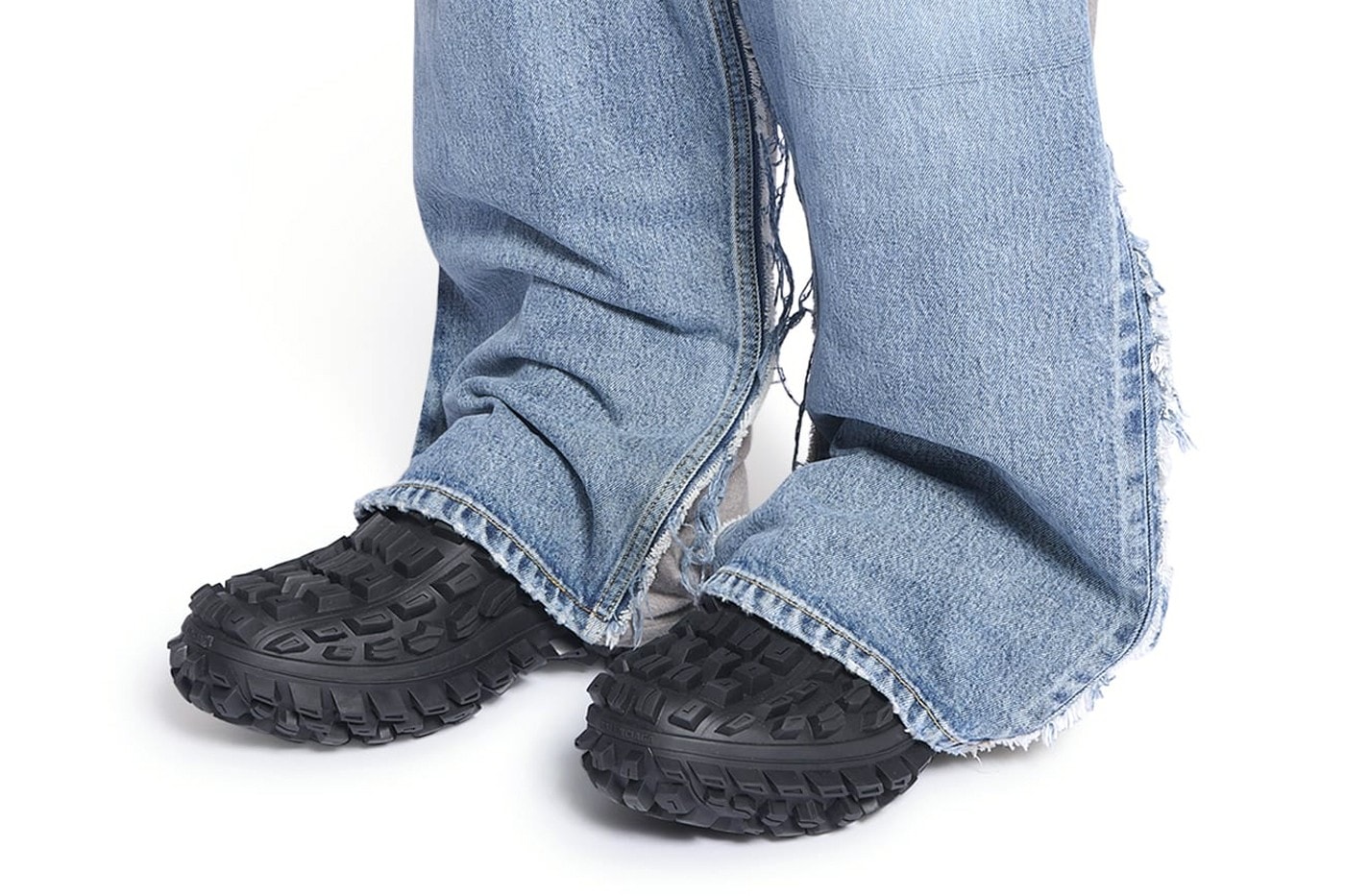 Balenciaga 全新鞋款「Defender Extreme Tire Tread Clogs」正式登場