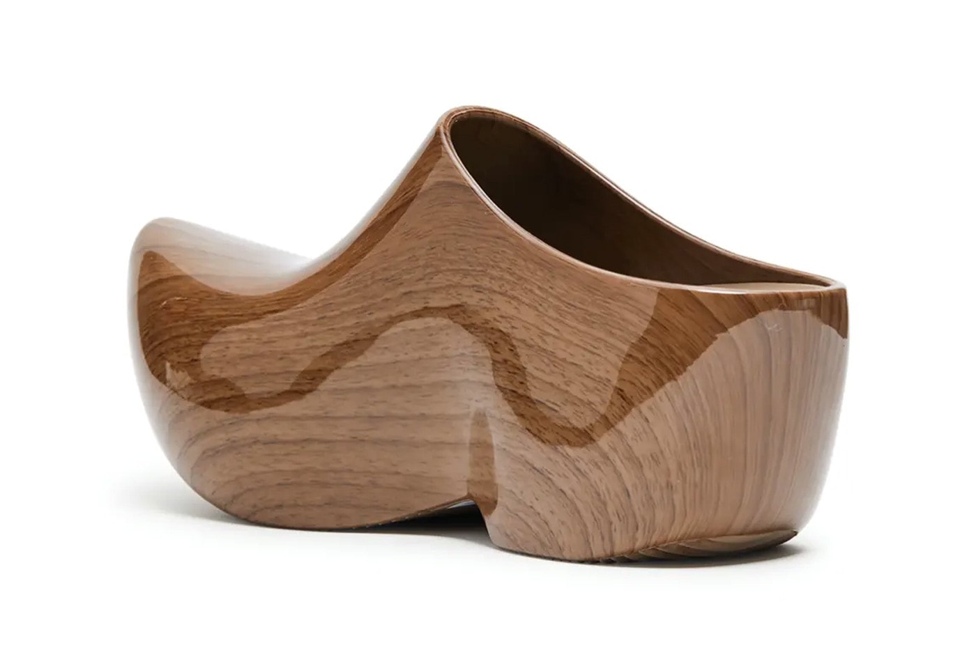 Balenciaga 推出要價 $1,250 美元荷蘭木屐造型亮面尖頭鞋