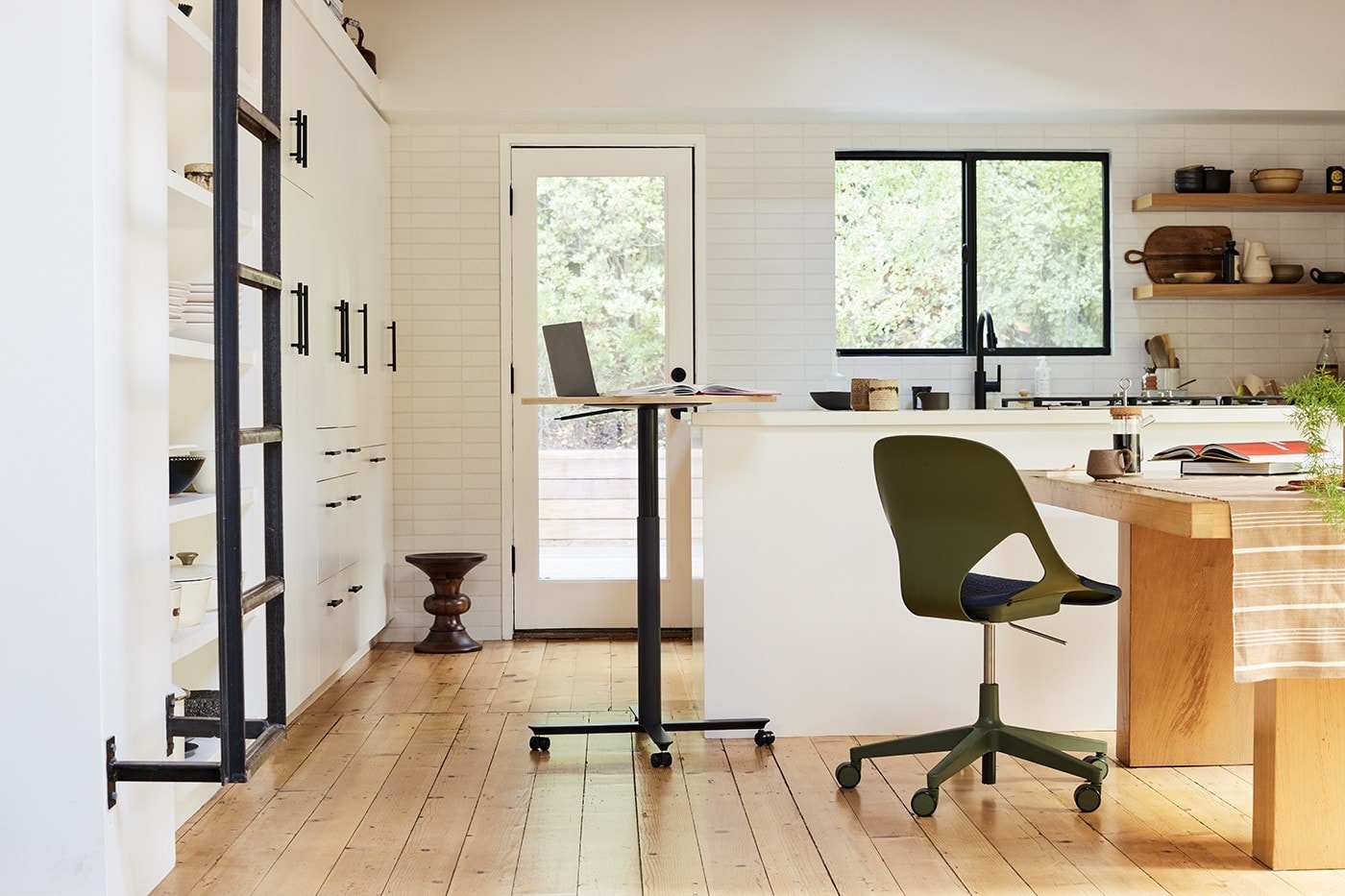 Herman Miller 推出全新可調節高度獨立工作桌「Passport Work Table」