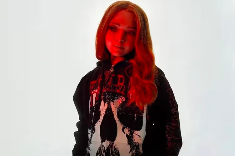 《梅根 M3GAN》恐怖 AI 鬼娃出鏡 Heaven by Marc Jacobs 最新形象廣告