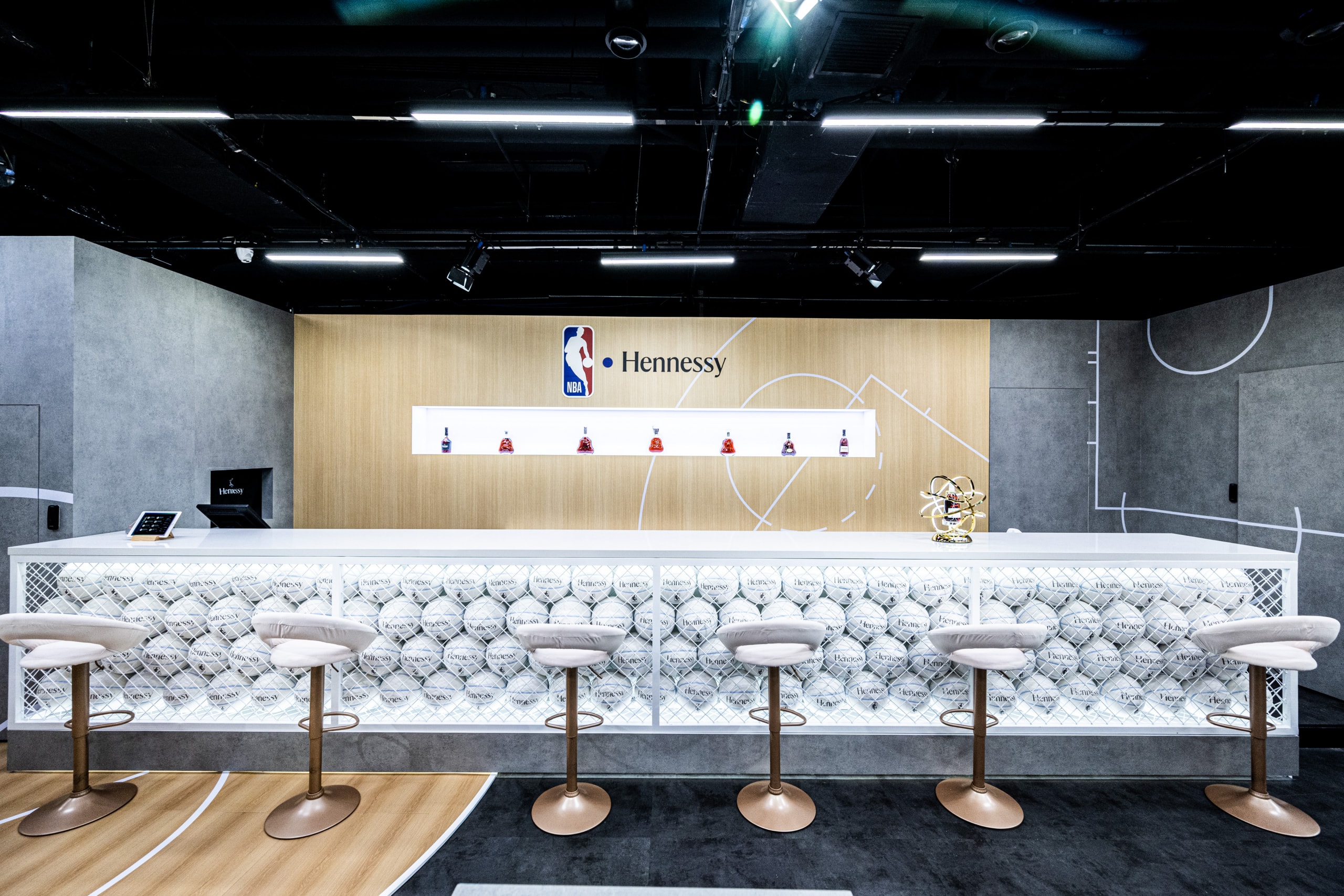 走进 Hennessy x NBA 上海限时体验空间