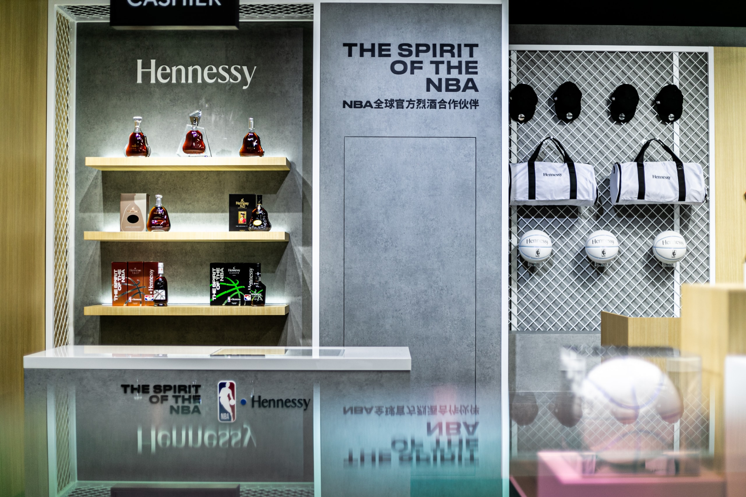 走进 Hennessy x NBA 上海限时体验空间