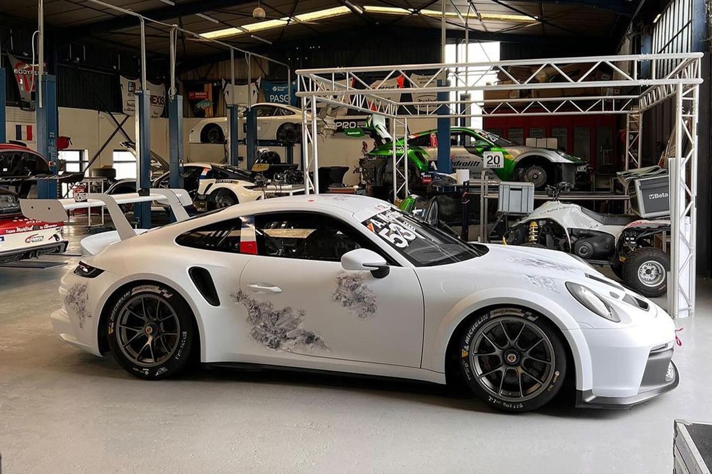 Daniel Arsham 打造 Porsche 992 GT3 Cup 賽事用車款獨特塗裝