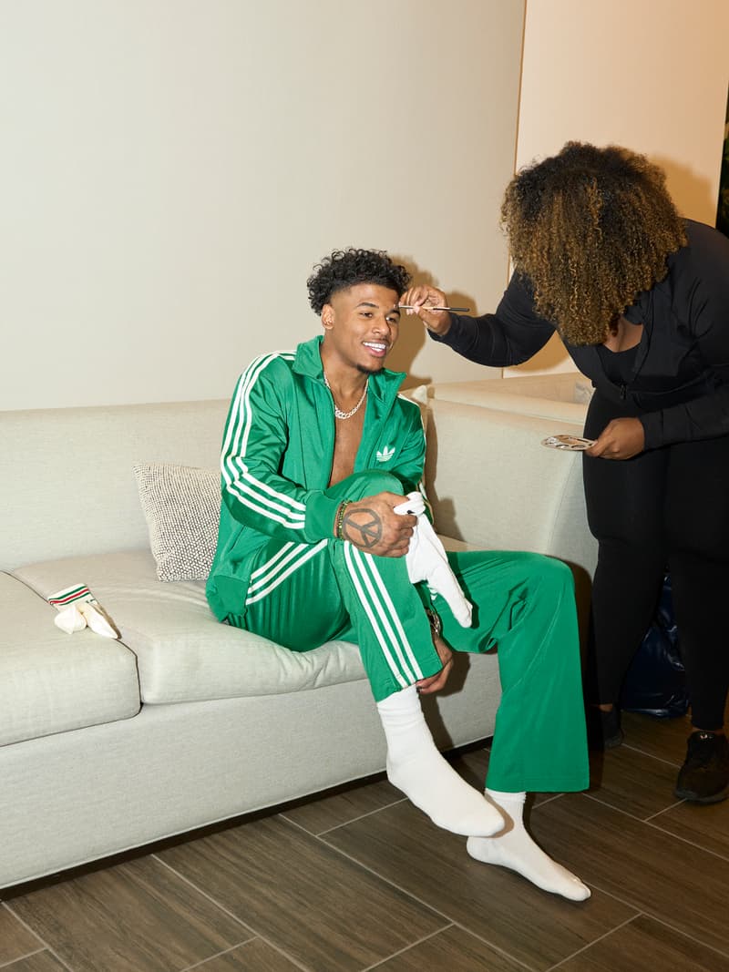 adidas Originals 携手 BAPE® 打造全新 Forum 鞋款