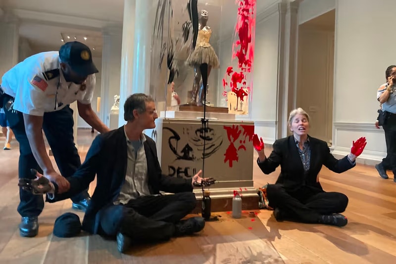 环保团体人士将油漆涂抹在 Edgar Degas 雕塑作品《Little Dancer of Fourteen Years》 环保团体人士将油漆涂抹在 Edgar Degas 雕塑作品《Little Dancer of Fourteen Years》