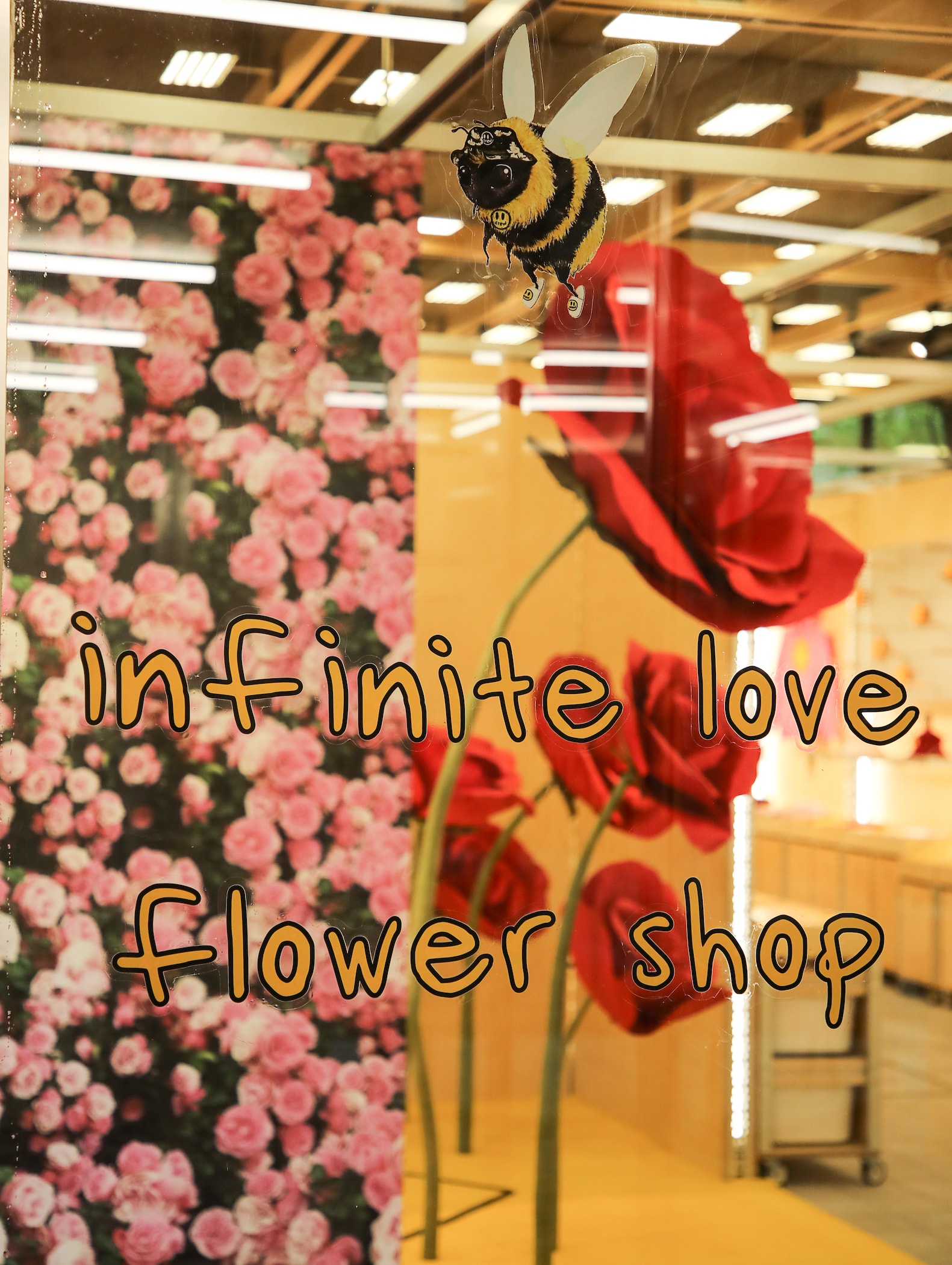 走进 drew house 全新「infinite love flower shop」无限爱快闪花店