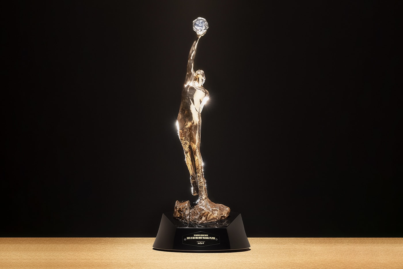 率先近賞 NBA 全新常规賽 MVP 獎盃「The Michael Jordan Trophy」