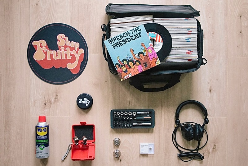Essentials: 独立唱片店 fRUITYSHOP 联合创始人 Yaho Wang 分享「DJ 巡演时的必备物品」