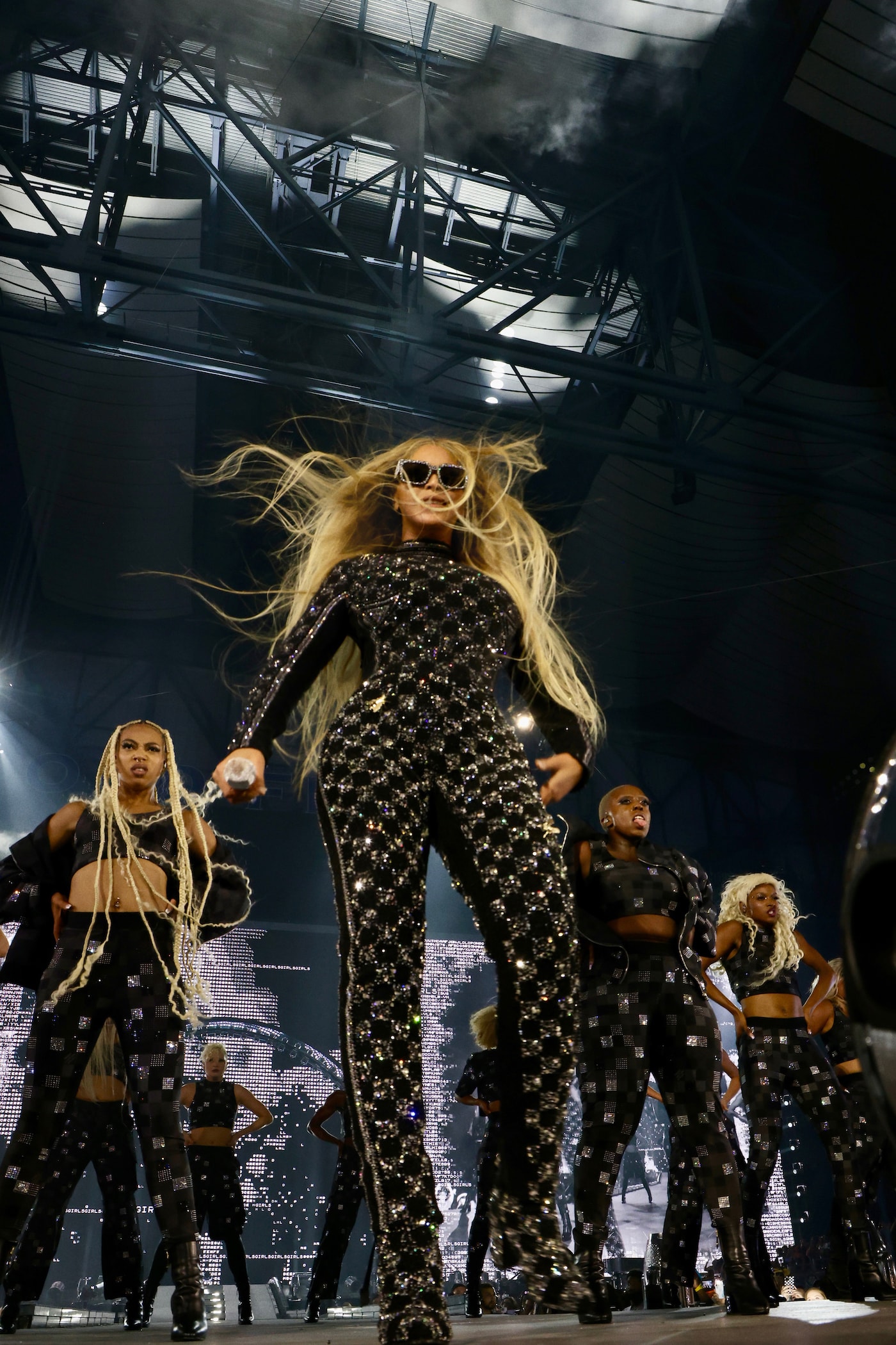 Beyoncé 身着 Louis Vuitton 定制演唱会造型