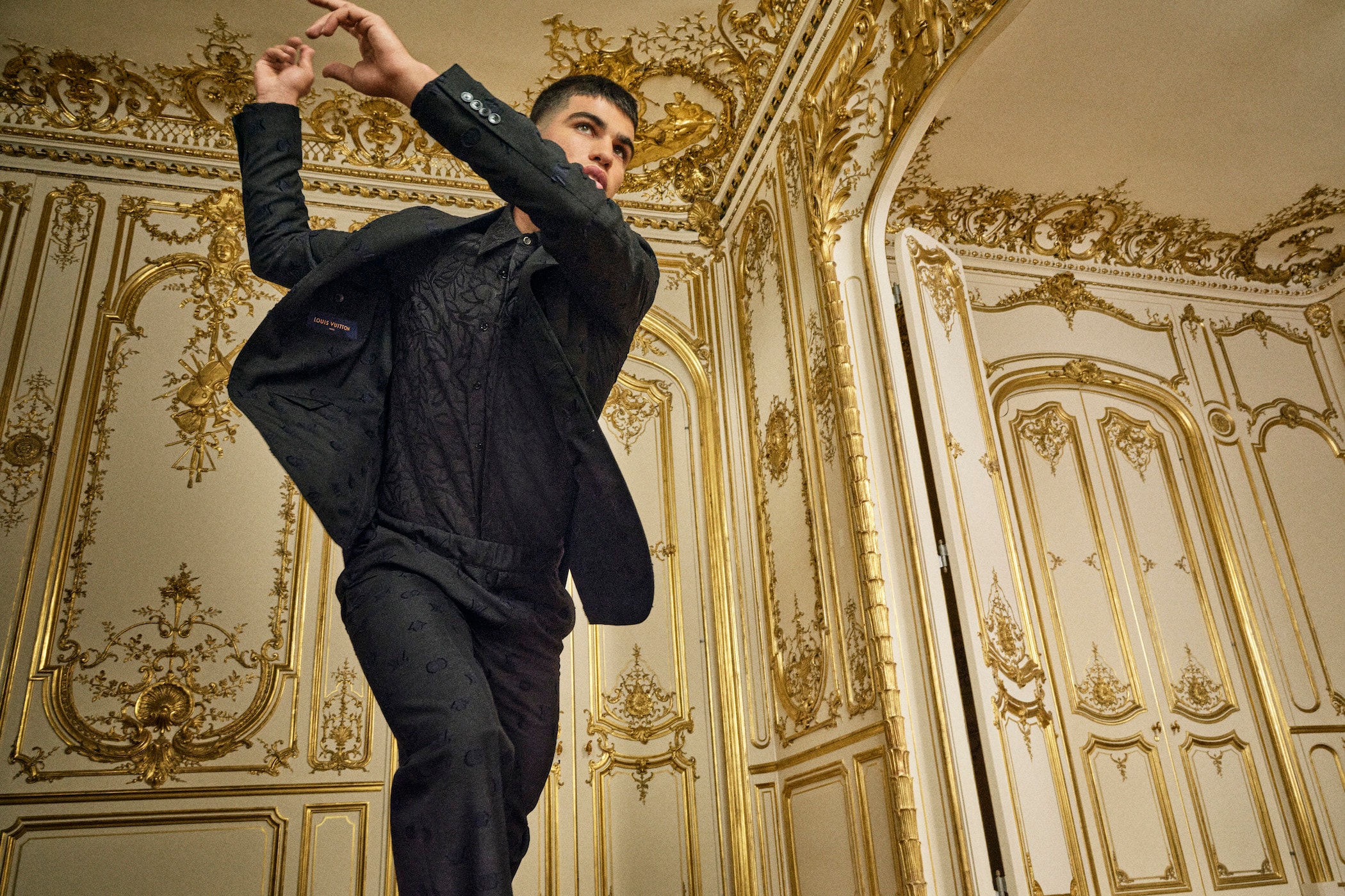 Carlos Alcaraz 演绎 Louis Vuitton 2024 春夏男士正装系列