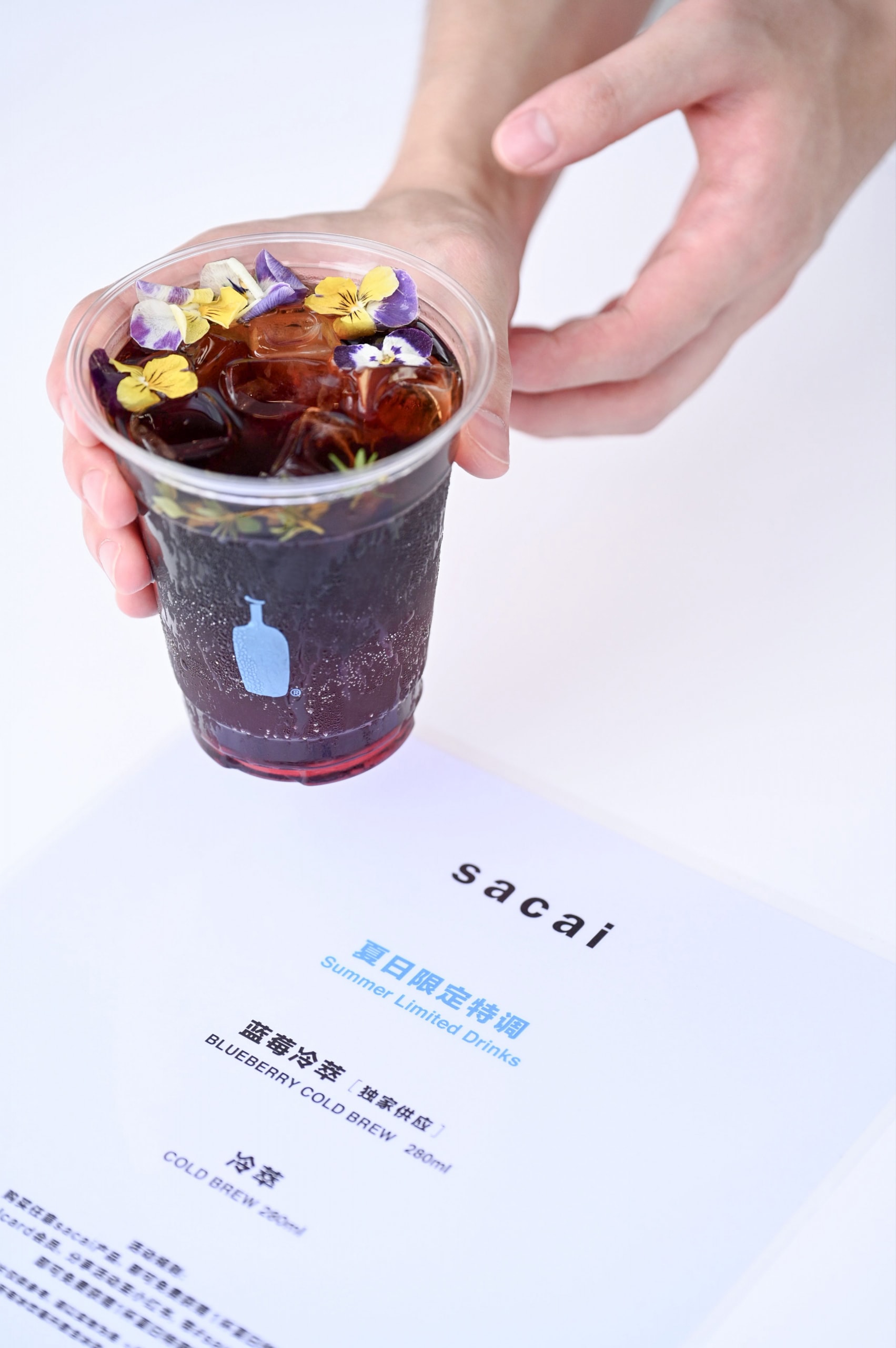 sacai 携手 Blue Bottle Coffee 推出迷你咖啡站
