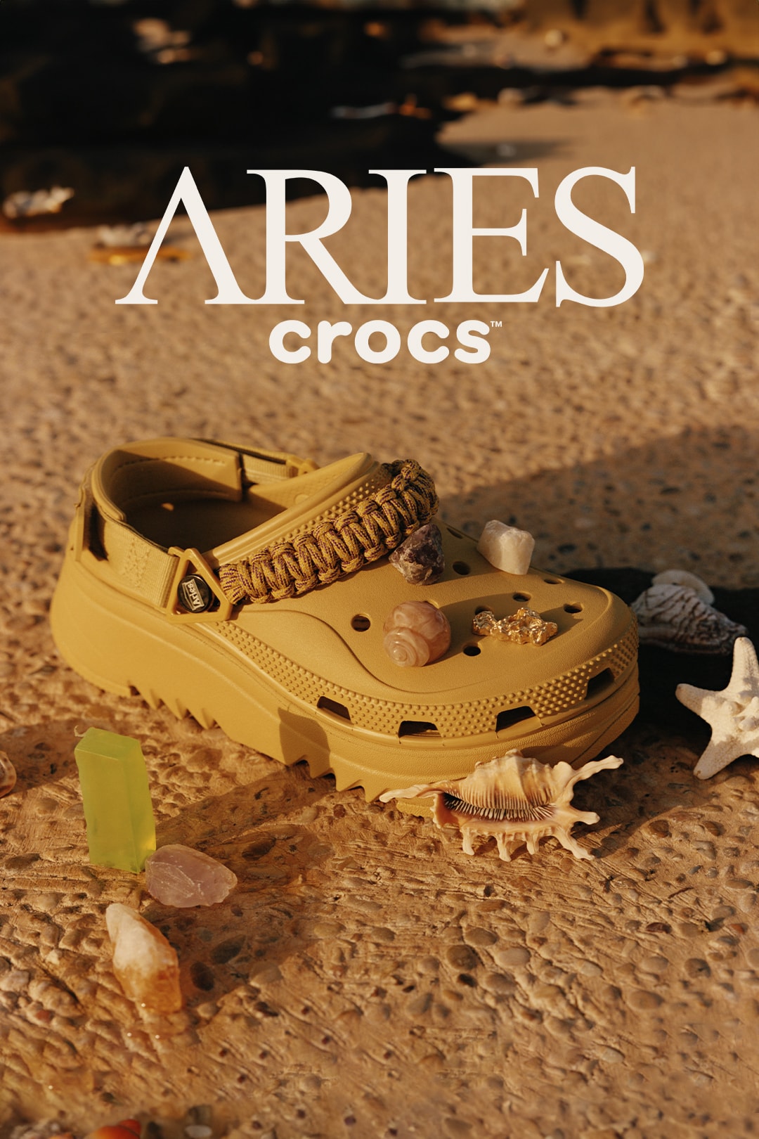 Crocs 首次携手 Aries 推出全新联名鞋款